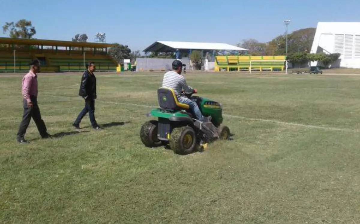 Inició la directiva de Cuautla el arreglo del empastado del estadio Isidro Gil- ÓSCAR GARAGUI